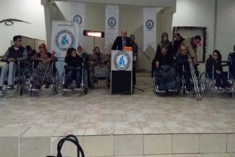 17 engelliye tekerlekli sandalye