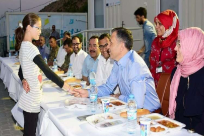 Vali, Suriyeli mültecilerle iftar yaptı