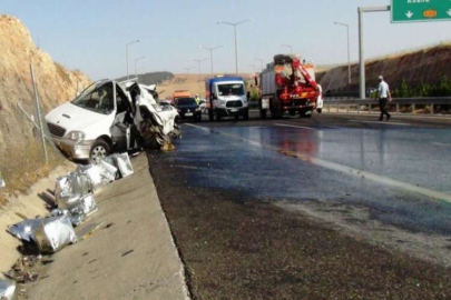 TIR minibüse arkadan çarptı: 2 ölü