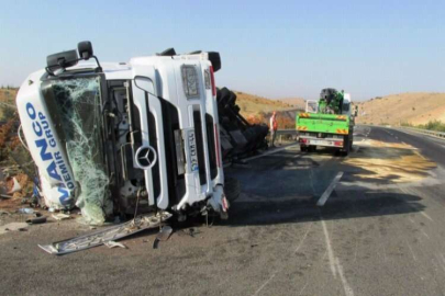 Forklift taşıyan Tır kaza yaptı: 1 yaralı