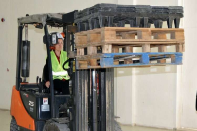 Bayan forkliftçiler iş başı yaptı