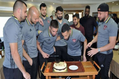 Emre Nefiz’e doğum günü sürprizi