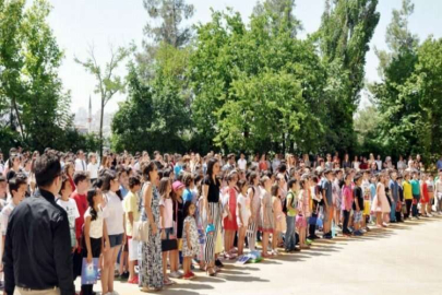 Seçkinli öğrencilerin karne mutluluğu
