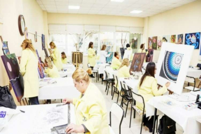 Kadınlar, resim yaparak stres atıyor