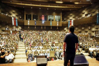 İletişim uzmanı HKÜ’nün yeni öğrencileriyle buluştu