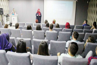 Lauren Booth HKÜ öğrencilerine ders verecek