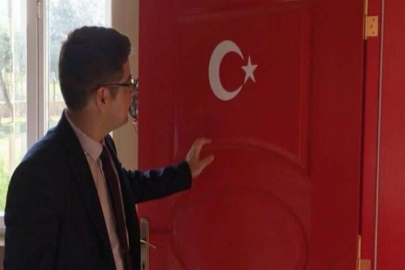 Okul kapılarına Türk bayrağı resmedildi