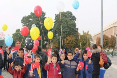 Balon uçurarak farkındalık yürüyüşü yaptılar