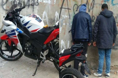 Çaldıkları motosikleti parçalarken yakalandılar