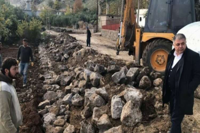 Yol kenarları taş duvarla örülüyor