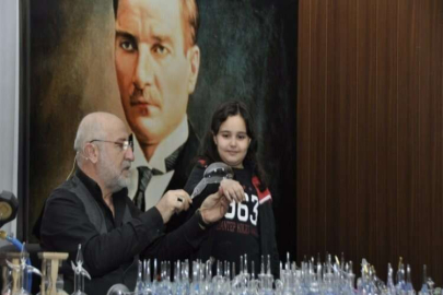 Ünlü usta, öğrencilere cam üflemeyi öğretti