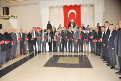 Esnaf büyüklerine plaket