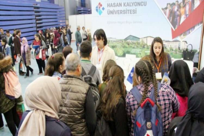 HKÜ, Adana eğitim fuarında öğrencilerle buluştu
