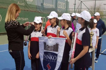 SANKO OKULLARI KÜÇÜK KIZ TENİS TAKIMI İL ÜÇÜNCÜSÜ OLDU