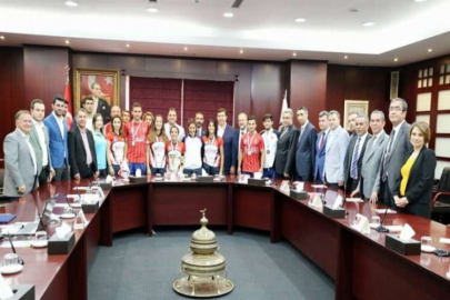 GTO şampiyon hokeycileri ödüllendirdi