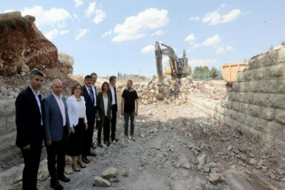 65 yıllık Karşıyaka köprüsü yıkıldı