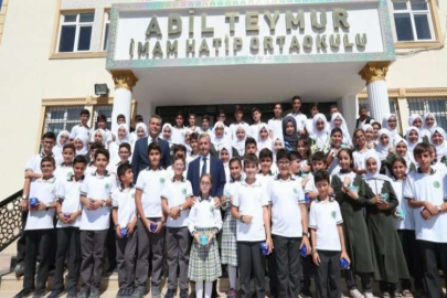 Tahmazoğlu'ndan öğrencilere süpriz hediye