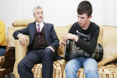 TAHMAZOĞLU, GÖRME ENGELLİ GÖKTUĞ'U EVİNDE ZİYARET ETTİ