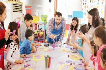 Hem eğleniyorlar hem oyuncak yapıyorlar