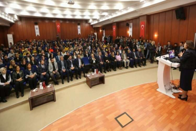 Şahin projelerini üniversite gençlerine anlattı