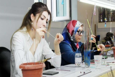 Cam çubukları bin 200 derecede eritip aksesuar yapıyorlar