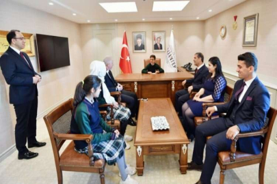Vali Gül, koltuğunu öğrencilere bıraktı