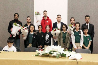 Basketçiler öğrencilerle buluştu