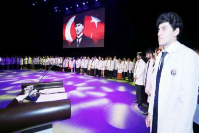 Hekim adayları beyaz önlük giydi