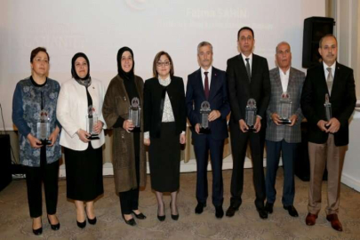 MECLİS ÜYELERİNE TEŞEKKÜR PLAKETİ VERİLDİ