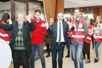 Rektör yaşlılarla halay çekti