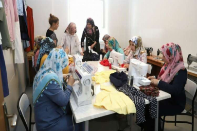 Kendi bayramlıklarını dikiyorlar