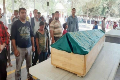 Park halindeki otomobilin üzerinden düşen çocuk öldü