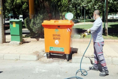 Büyükşehir, 25 bin 300 çöp konteynerini ilaçladı