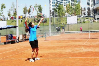 Tenis turnuvası sürüyor