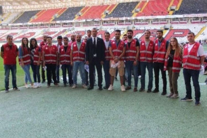Gençler koltukları temizledi