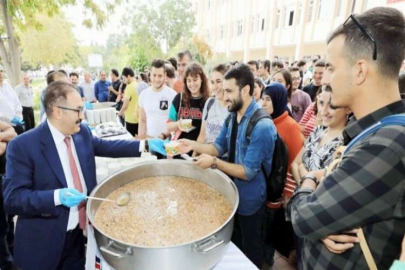 GAÜN’de aşure dağıtıldı