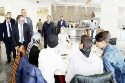 Rektör Gür engelli öğrencilerle yemekte biraraya geldi