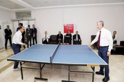 Müdüre sigara bıraktırdı