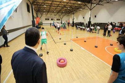 Veliler sahada sporcuların yanında