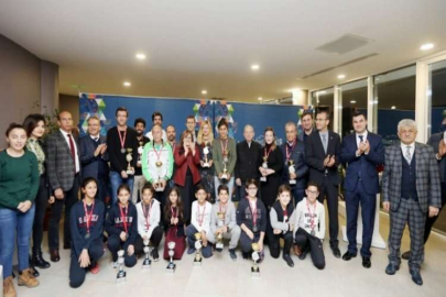 TENİS KURTULUŞ KUPASI ÖDÜL TÖRENİ DÜZENLENDİ