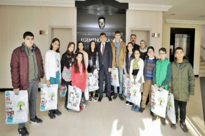 YETİM ÖĞRENCİLER, KARNE SEVİNÇLERİNİ BAŞKAN FADILOĞLU İLE PAYLAŞTI