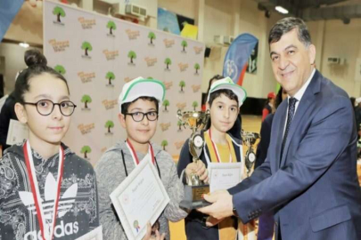 SATRANÇTA ŞAMPİYON OKULLAR KUPALARINI KALDIRDI