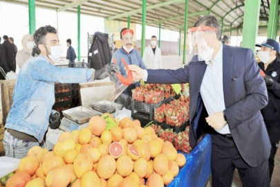 Fadıloğlu, pazarcı esnafına maske dağıttı