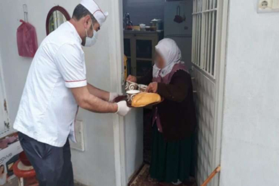 OĞUZELİ BELEDİYESİ’NİN SICAK YEMEK DAĞITIMI DEVAM EDİYOR