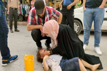 Babasının elini bırakan çocuğa araç çarptı