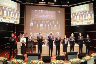 Hasan Doğru Ak Parti rozetini taktı