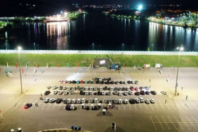 Gölet kenarında sinema keyfi