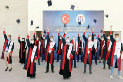 SURİYELİ GENÇLERİN MEZUNİYET COŞKUSU