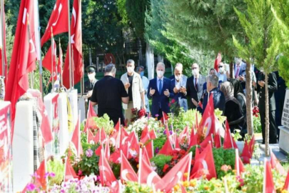 Şehitlikler ziyaret edildi