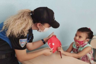 Gaziantep polisi minik öğrencileri yalnız bırakmadı